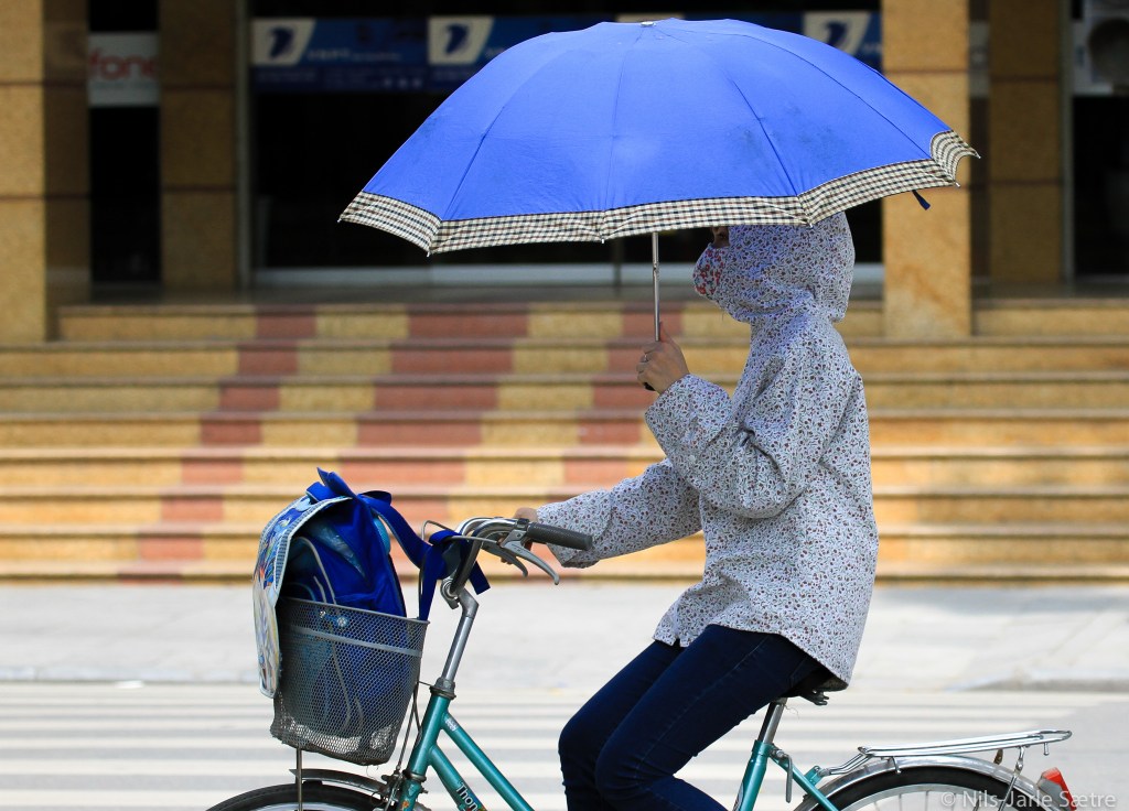 I Hanoi' s gater er dette er veldig vanlig syn. Der skyr mange sola som pesten.