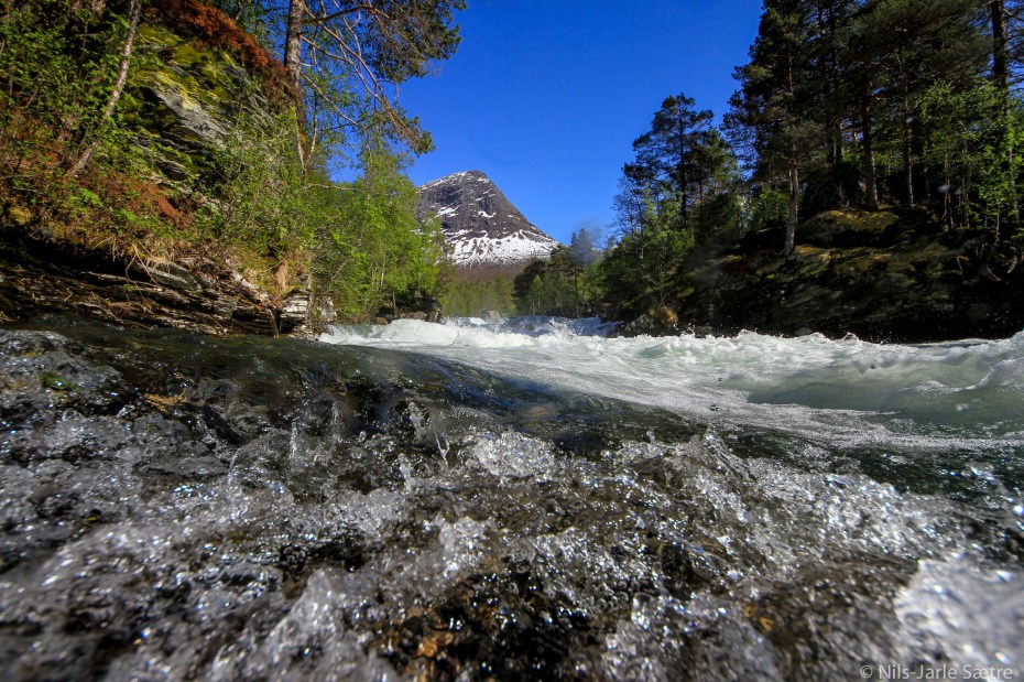 Vannet kommer rett imot i store mengder med stor fart på denne tiden av året.