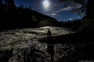 Brutter'n nyter elvebrusen mens sol og mørke går hånd i hånd.