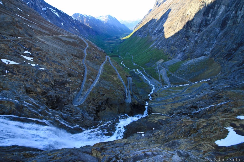 Trollstigen i all sin prakt, dessverre var vi der sent på kvelden så selve veien ligger i skyggen.