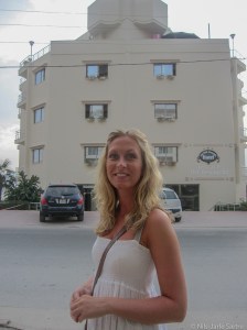 Karoline foran Sea Side Saranda Hotell. Et hotell med yppelig service.