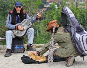 Gatemusikanter trenger også kjæledyr. Dagene kan jo bli lange...