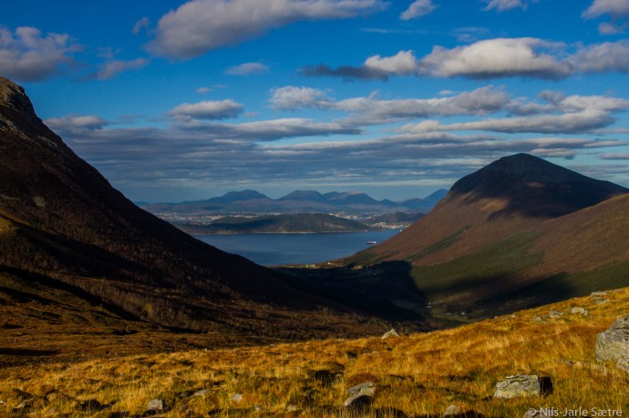 På vei opp. Ser mot Barstadvik og i på havet er hurtigruta på vei ut fjorden.