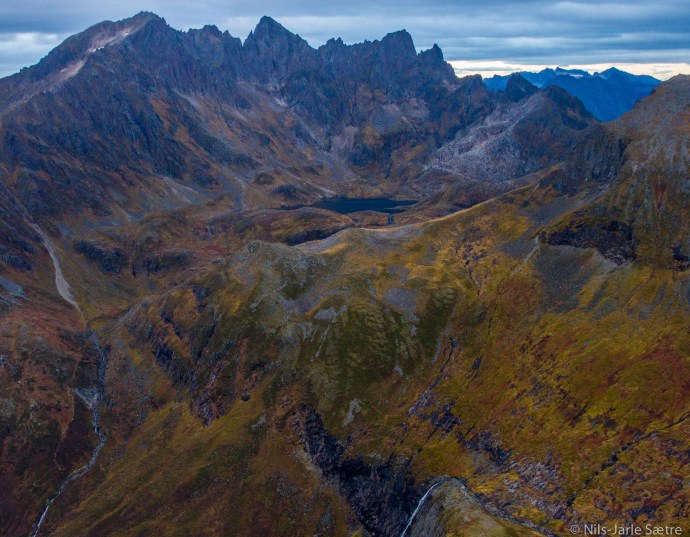 Utsikt mot Molladallen og Molladalstindene fra toppen av Middagshornet.