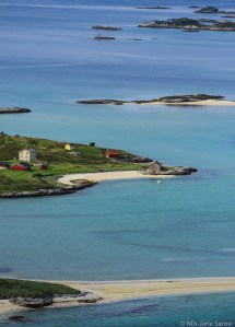 Bygningene ligger idyllisk til på Lille Sommerøya.