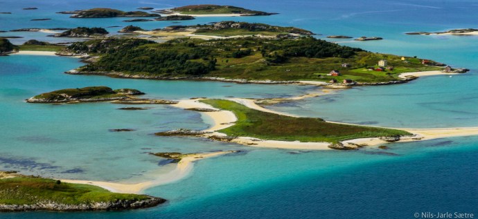 Det frister med et bad til tross for iskald sjø.