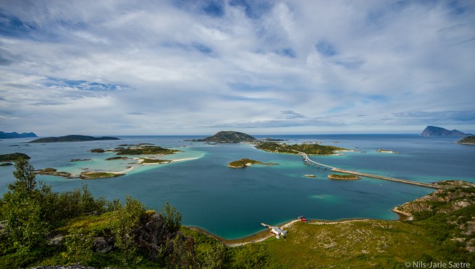 Utsikten mot Håja (helt til høyre), Lille Sommerøya, Sommerøya og Hillesøya i midten, Edøya oppe til venstre og Senja i det fjerne oppe til venstre. 