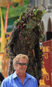 Det er mange ulike karakterer å se, både høyt og lavt.