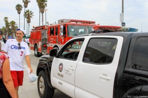 Både politi og brannvesen er godt synlig i gågata i Venice Beach.