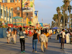 Både folk og bygninger er fargerike.