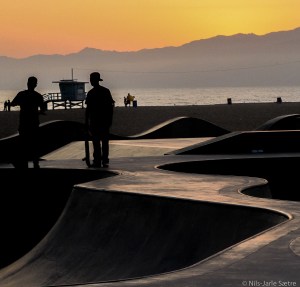 Skateboard ved stranda.