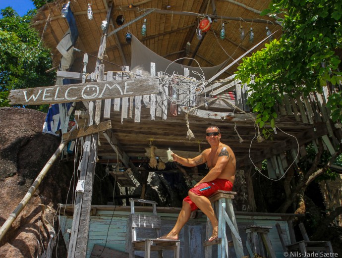 Selv om skiltet sier at jeg er ønsket, så var baren stengt. Og flasken tom...