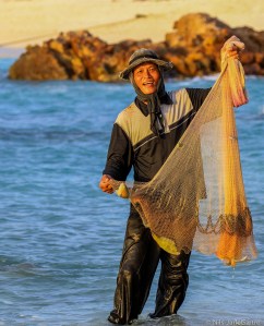 Denne karen fisket like nedfor villaen. Litt mager fangst, men han var likevel godt fornøyd.