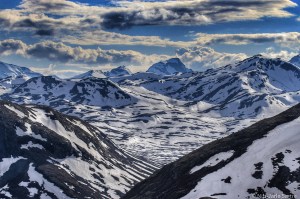 SNØDEKTE FJELL: I det fjerne flere fjelltopper på over 2.000 meter.